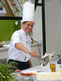 Chef Leninha Camargo na oficina para adultos - Foto: Roberta Sá