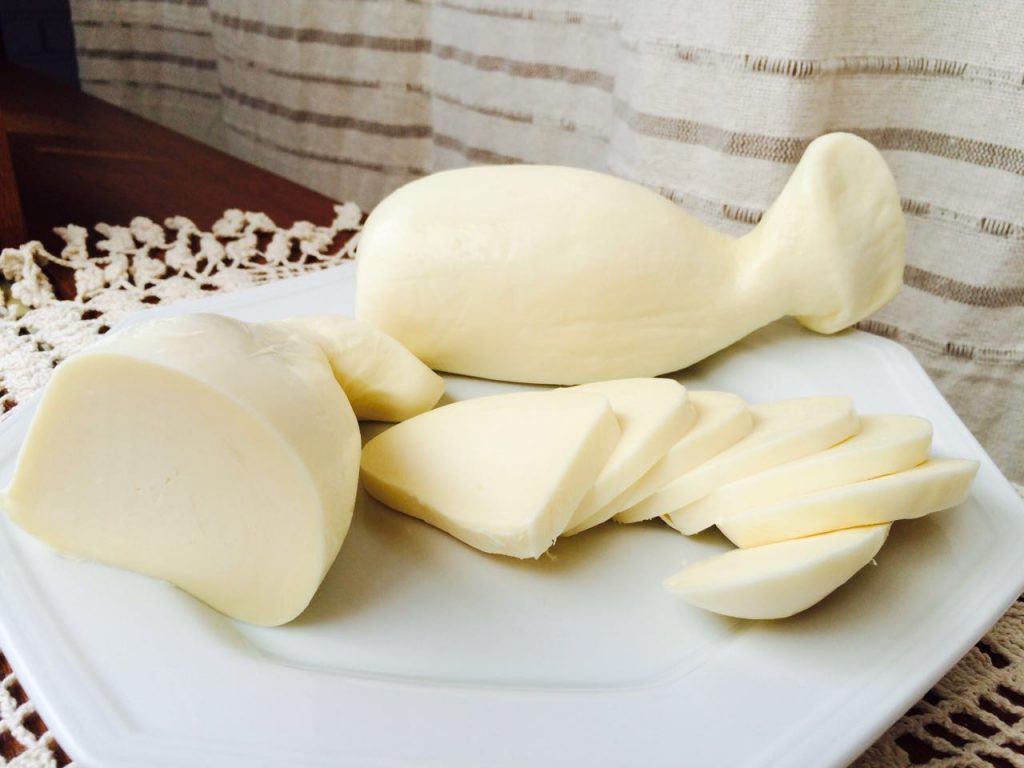 Queijo Porongo feito de leite cru e massa filada, produto do Estado de SP