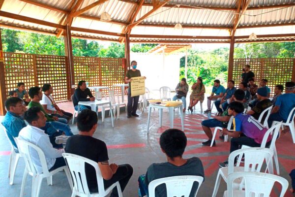 projeto Sociobiodiversidade na Amazônia em atividade nol, Acre, sobre o edital da alimentação escolar para povos e comunidades tradicionais.